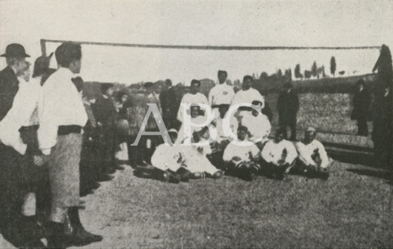 1903, EL EQUIPO DEL MODERNO ANTES DE SU FUSIÓN CON EL MADRID. LA FOTO ESTÁ HECHA EN EL HIPÓDROMO.png