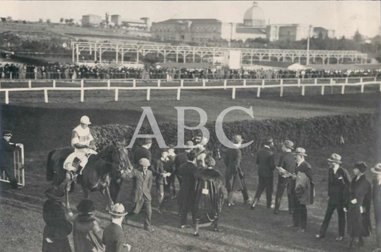 1919, EN EL HIPÓDROMO DE LA CASTELLANA. EL CABALLO BUNKER HILL, DE MADAME J. DAVIES, GANADOR DEL PREMIO BIZANTINA EN LA CUARTA CARRERA