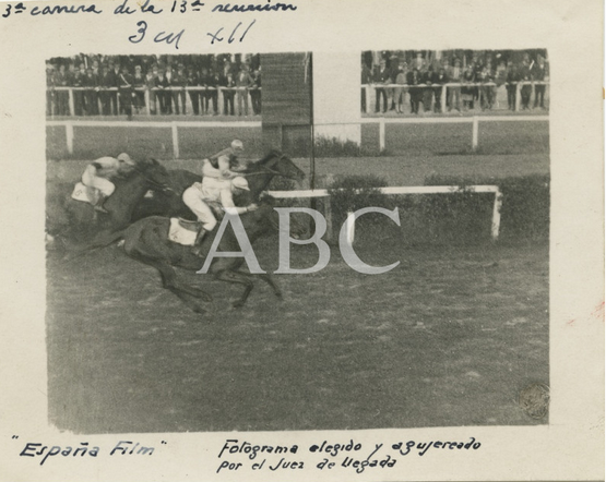 1928, Carreras de caballos en la Castellana. Llegada de los caballos en la tercera carrera de la decimotercera reunión