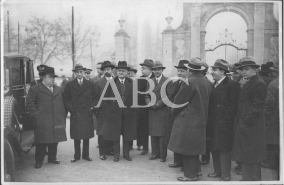 1933, EL GOBIERNO VISITANDO LOS TERRENOS DE PUERTA DE HIERRO DONDE SERÁ TRASLADADO EL HIPÓDROMO,  EN LA IMAGEN, INDALECIO PRIETO, ZUAZO ARQUITECTO Y  QUIROGA..png