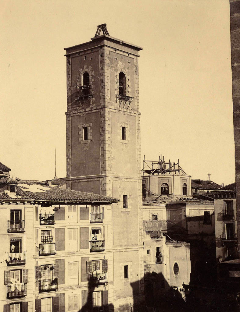 1869-iglesia-de-santa-cruz-en-la-calle-de-la-bolsa-c-a-plaza-de-santa-cruz-al-inicio-de-su-derribo