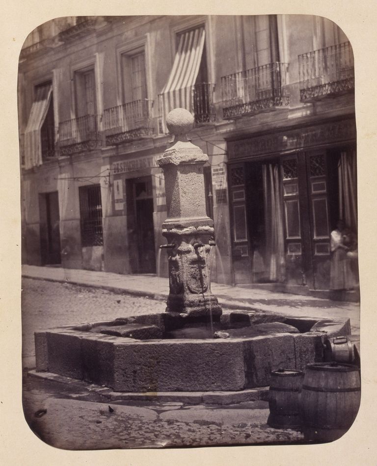 1864, Fuente vecinal en la Calle de Santa Isabel.jpg