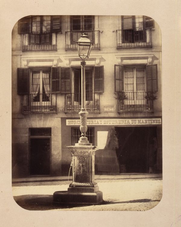 1864, Fuente vecinal en la calle del Caballero de Gracia.jpg