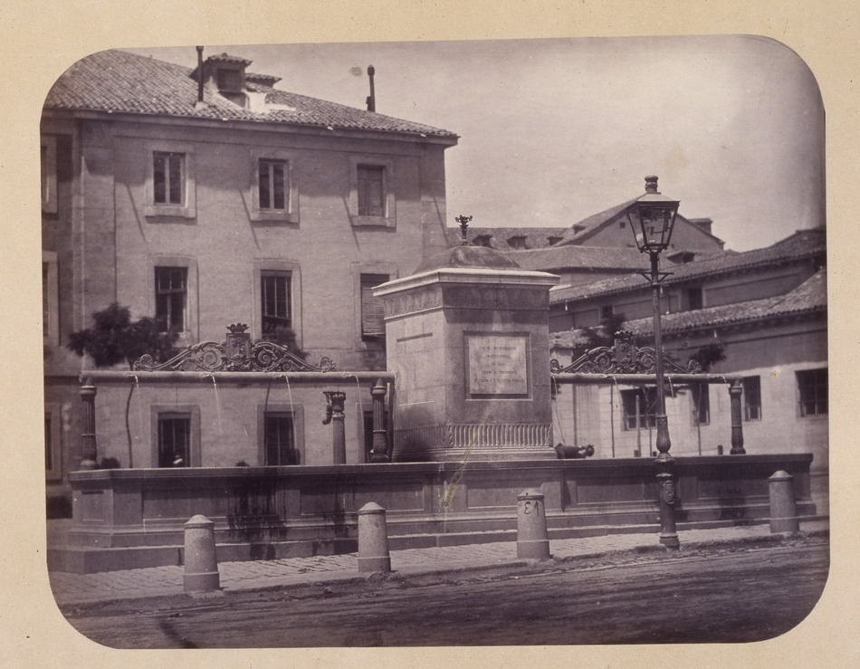 1864, Fuente vecinal en la Plaza de San Marcial.jpg