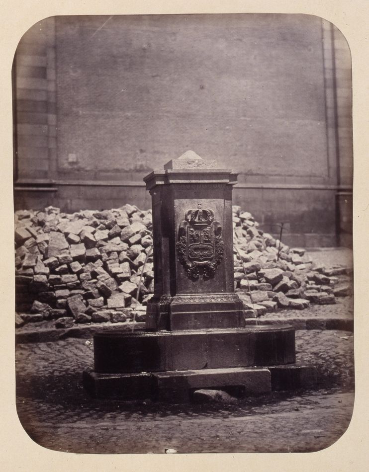 1864, Fuente vecinal en la Plazuela de los Carros.jpg