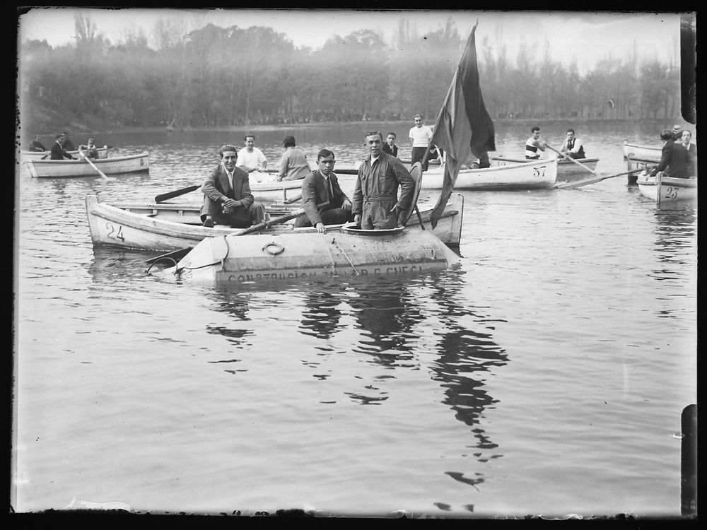 1932, El inventor Adrián Álvarez en el Lago de la Casa de Campo